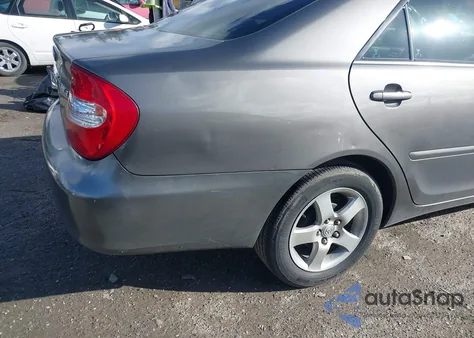 2004 Toyota Camry Le z USA, uszkodzony, nr VIN 4T1BE32K24U928462